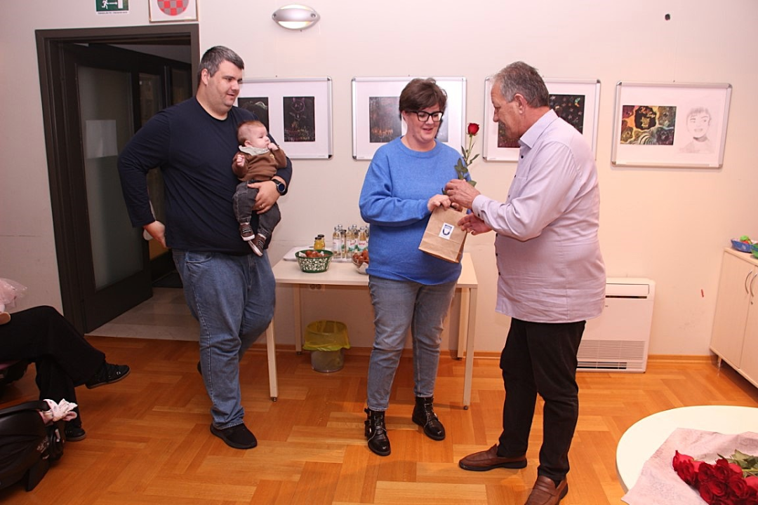 Babyboom u Vodicama: Ove godine 90 novorođenih, gradonačelnik poklonio eure i prigodne darove