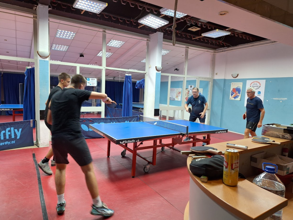 U Rekreativnoj stolnoteniskoj ligi Šibenik nakon nepotpunih 7 kola dvije momčadi na vrhu sa 6 pobjeda