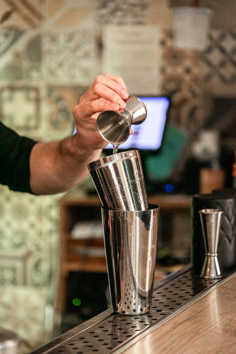 Zima u Vintage Baru: Uživajte u toplim koktelima i kreativnom programu 