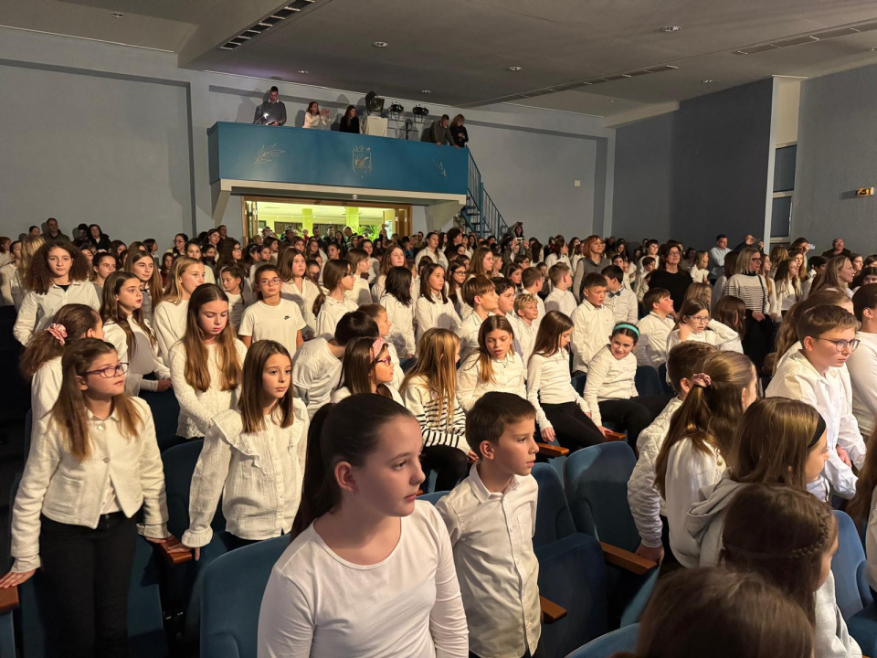 Susret zborova osnovnih škola: 350 malih pjevača iz cijele županije slavilo adventsko vrijeme