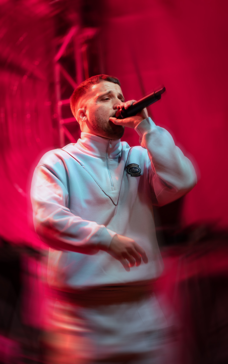 Grše napunio park, a bura nije omela Šibenčane da uglas pjevaju njegove najveće hitove