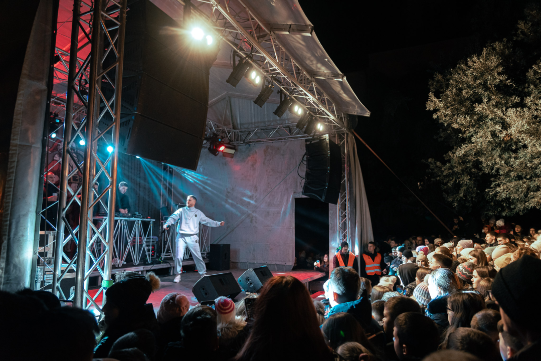 Grše napunio park, a bura nije omela Šibenčane da uglas pjevaju njegove najveće hitove