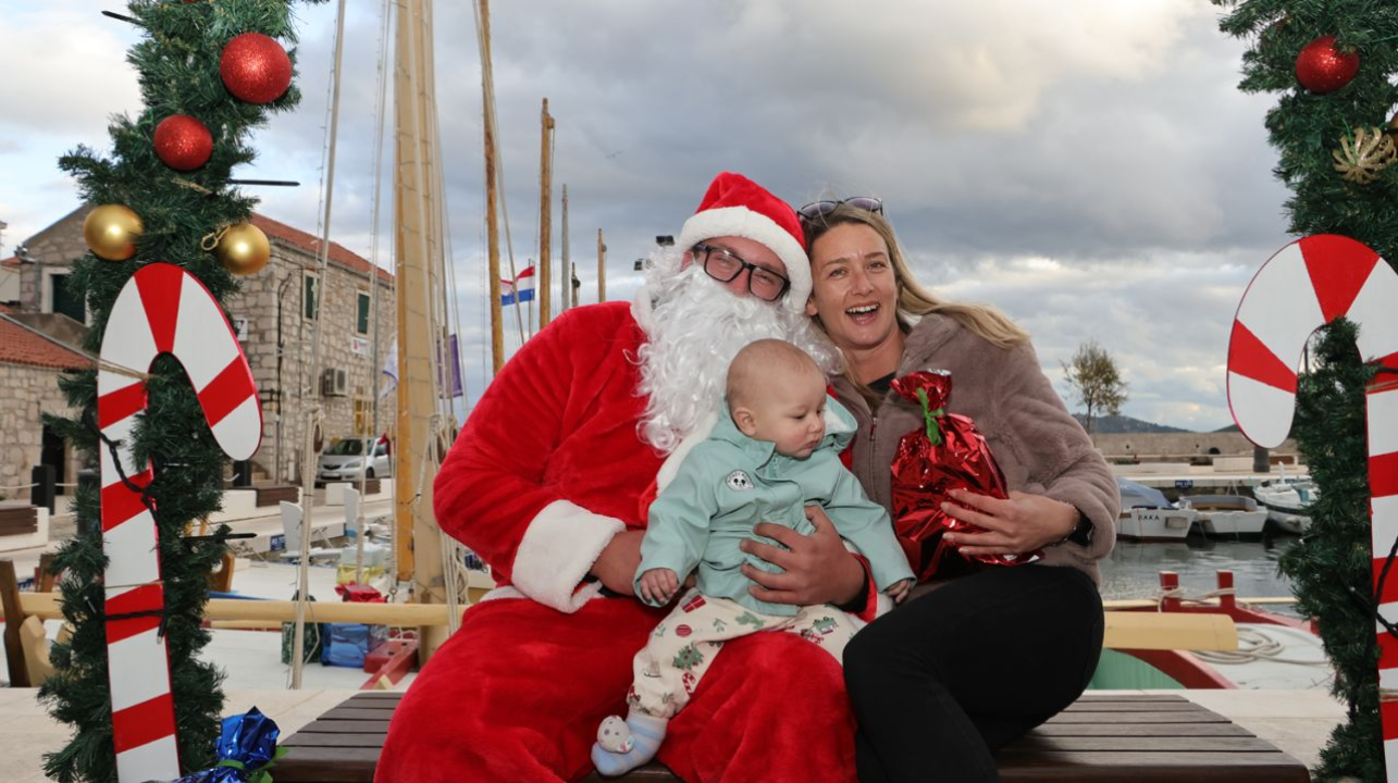 Djed Božićnjak darovao djecu u Općini Tisno