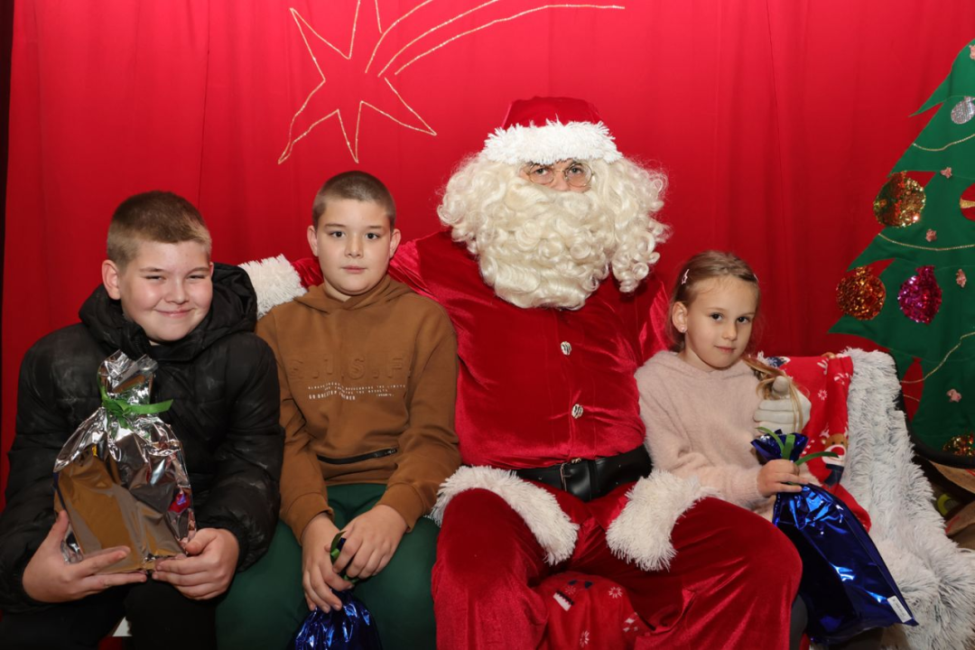 Djed Božićnjak darovao djecu u Općini Tisno