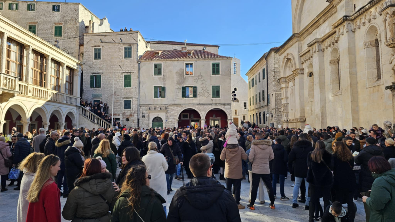Bez podjela, bine i reflektora: Glazbenici uz brojne Šibenčane slave zajedništvo 