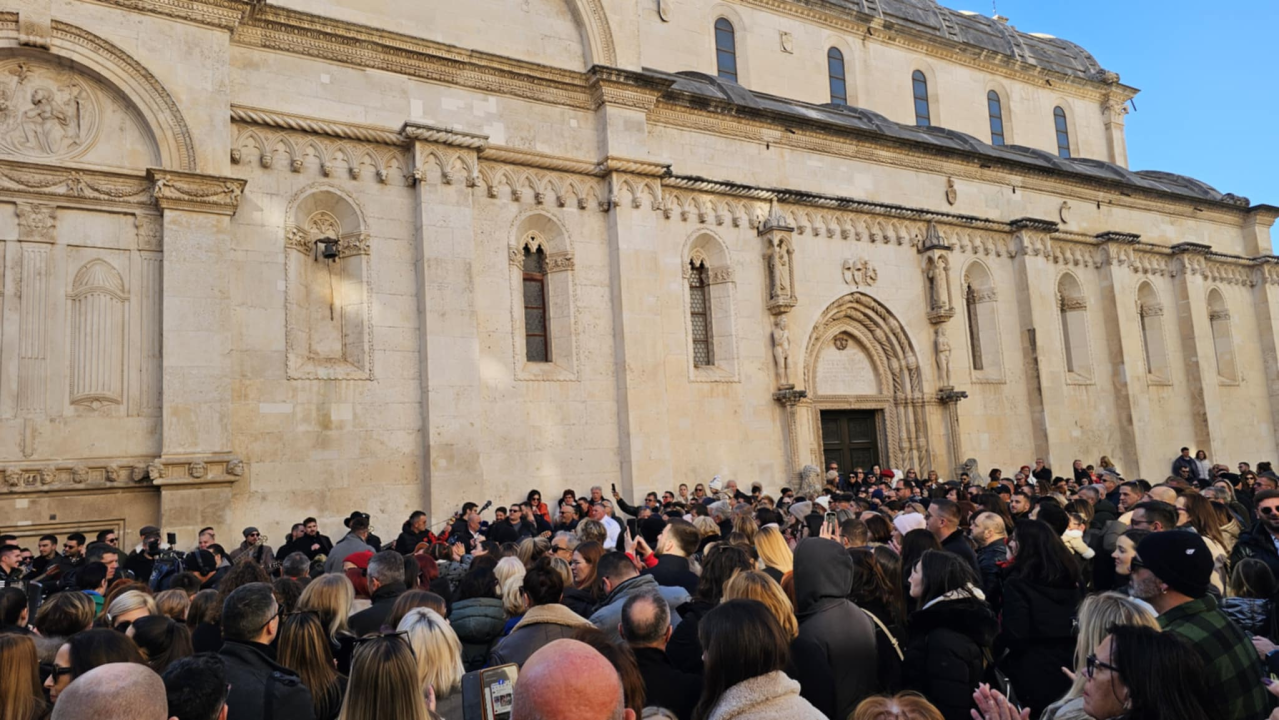 Bez podjela, bine i reflektora: Glazbenici uz brojne Šibenčane slave zajedništvo 