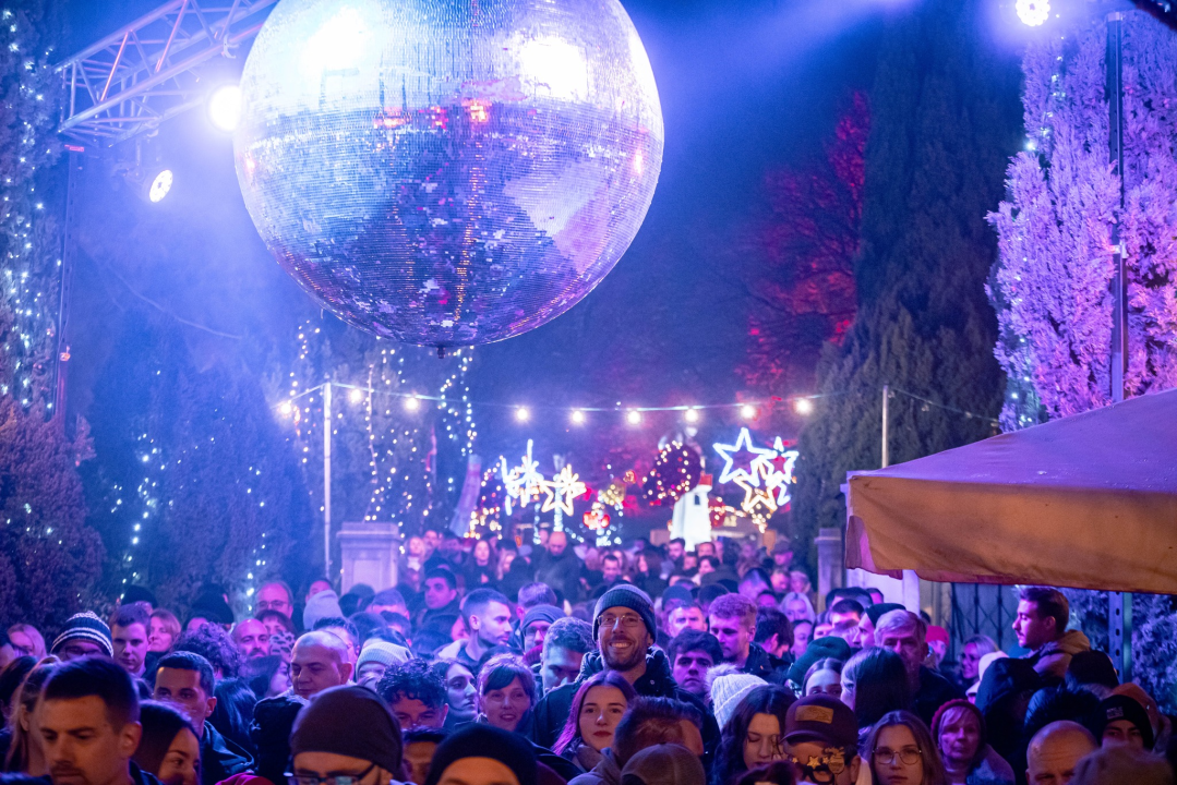 Odlična atmosfera: Šibenik je Novu godinu u đardinu dočekao uz Silente i Blue Vinil