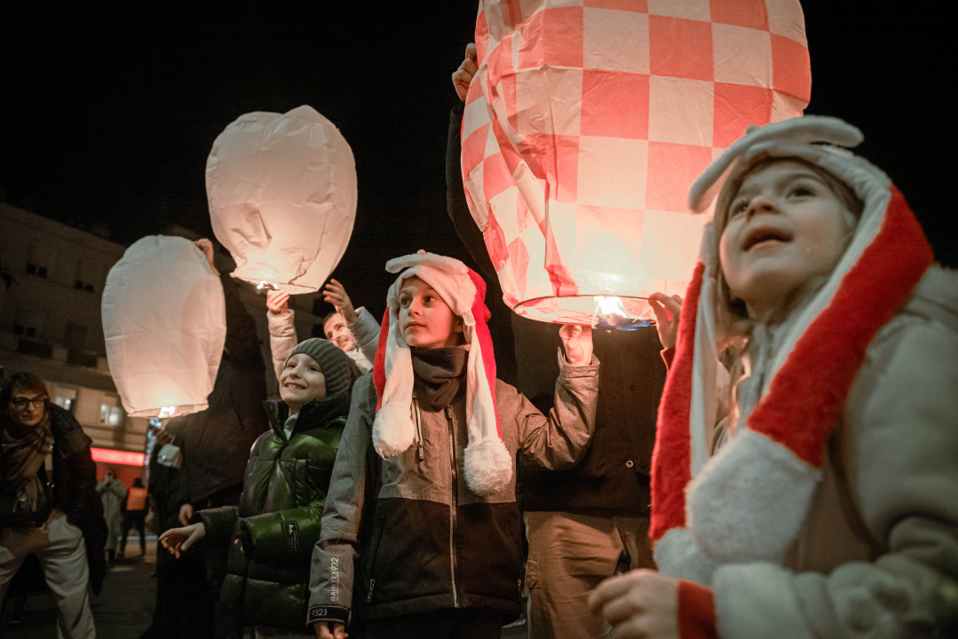 Prekrasan prizor: Lampioni dobrih želja pušteni s Poljane