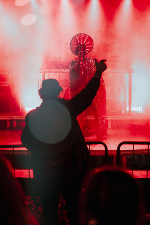 Maskirani Nipplepeople rasplesali sinoć Šibenačane u parku