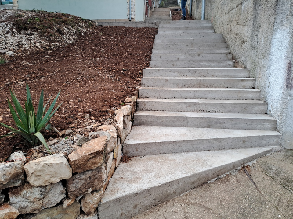 Grad Šibenik provodi manje projekte: U Raslini novi asfalt, u Crnici betonske stepenice