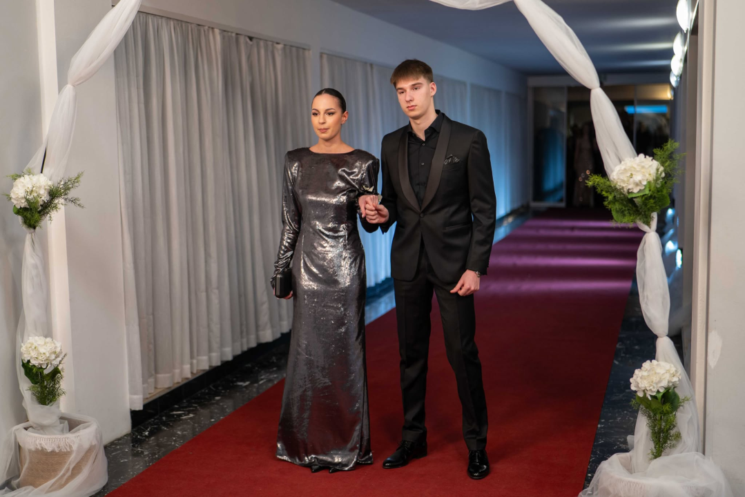 FOTOGALERIJA Zavirite na spektakularni Maturalni ples Ekonomske škole (1)