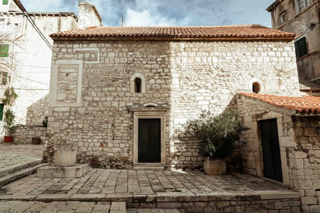 Gorica zimi: U starom šibenskom kvartu 'nema pasa', ali nađe se poneka mačka