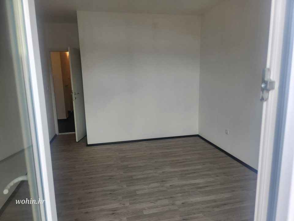 Prodaje se odmah useljiv trosoban stan s pogledom na Šibenski zaljev