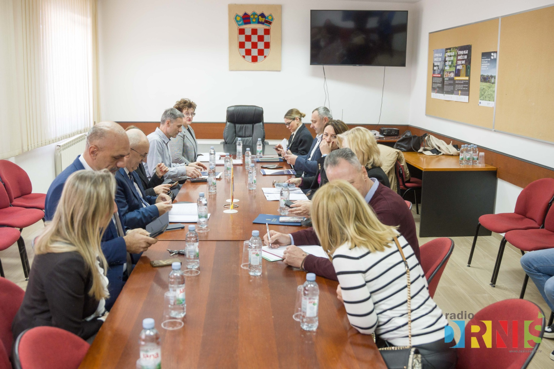 Župan Jelić i gradonačelnik Drniša uručili 13 ključeva stanarima višestambene zgrade 