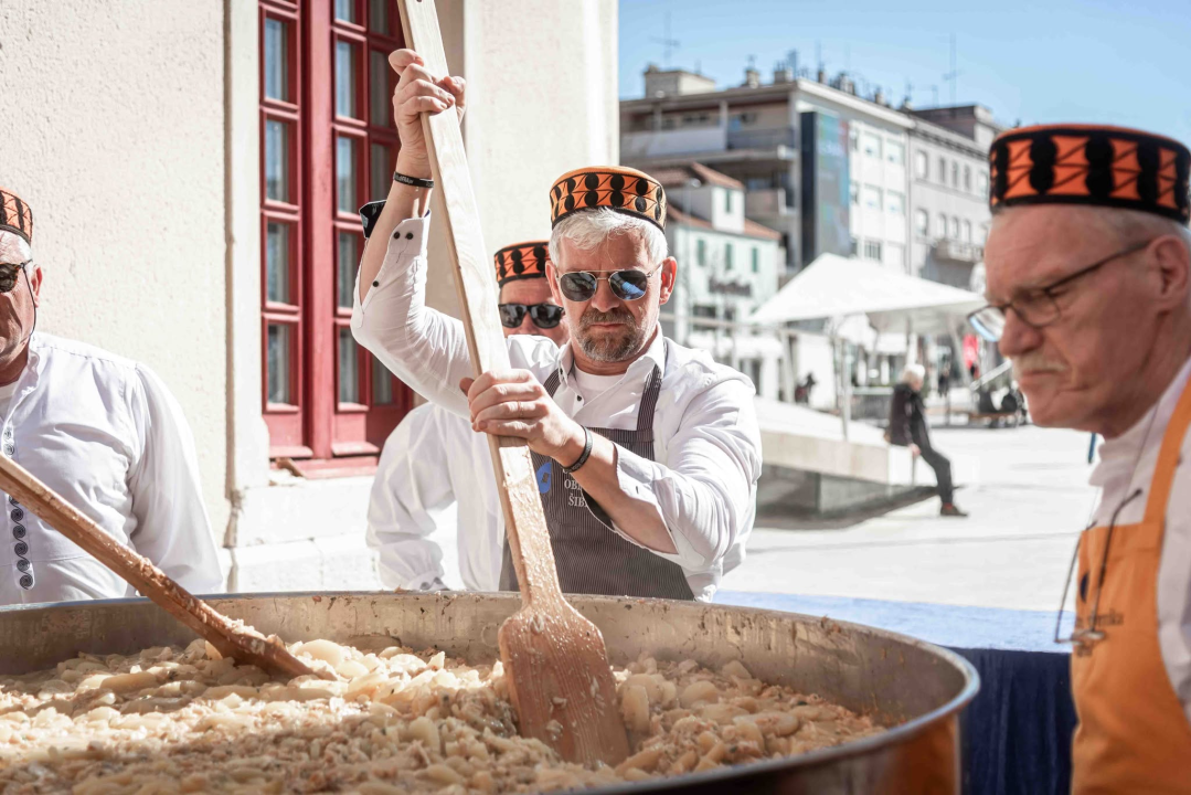 Vremenski uvjeti ovog puta idealni: Šibenski obrtnici građanima podijelili 1000 porcija bakalara