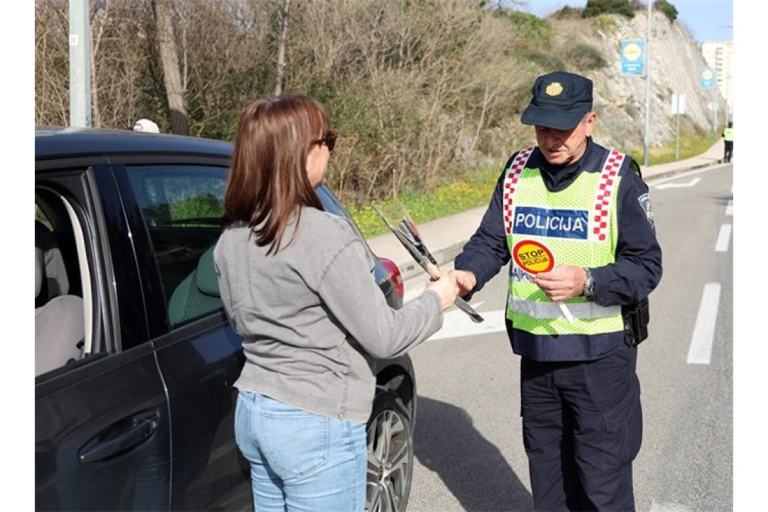 Šibenski policajci dijelili vozačicama ruže povodom Dana žena 