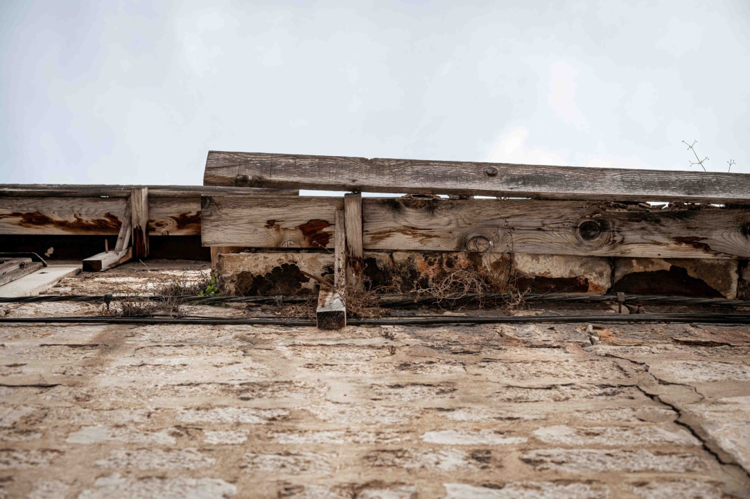 Opasnost za građane: Urušava se krov kuće kraj Konzuma nasuprot Starog pazara