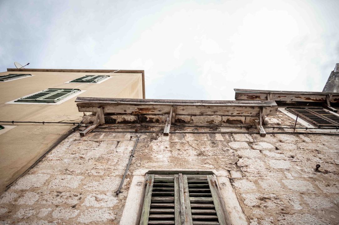 Opasnost za građane: Urušava se krov kuće kraj Konzuma nasuprot Starog pazara