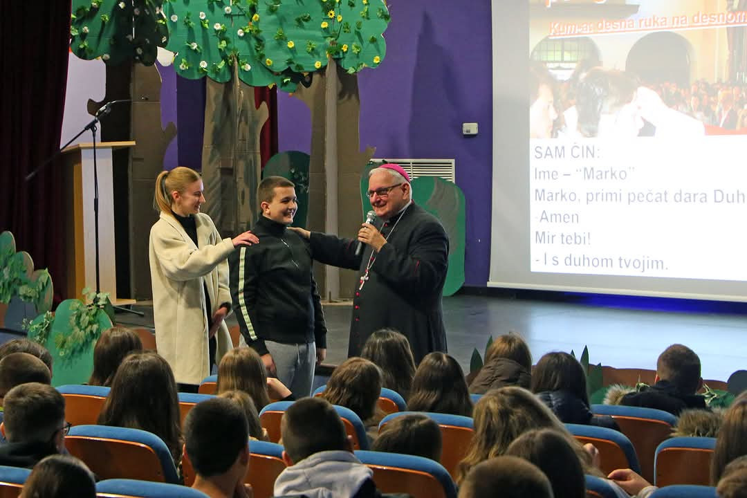 Više od 350 krizmanika Šibenske biskupije okupili se na susretu u Katoličkoj školi