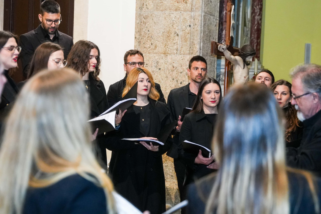 Pučki pivači KBF-a korizmenim napjevima u drniškoj Gospi od Ružarija očarali prisutne