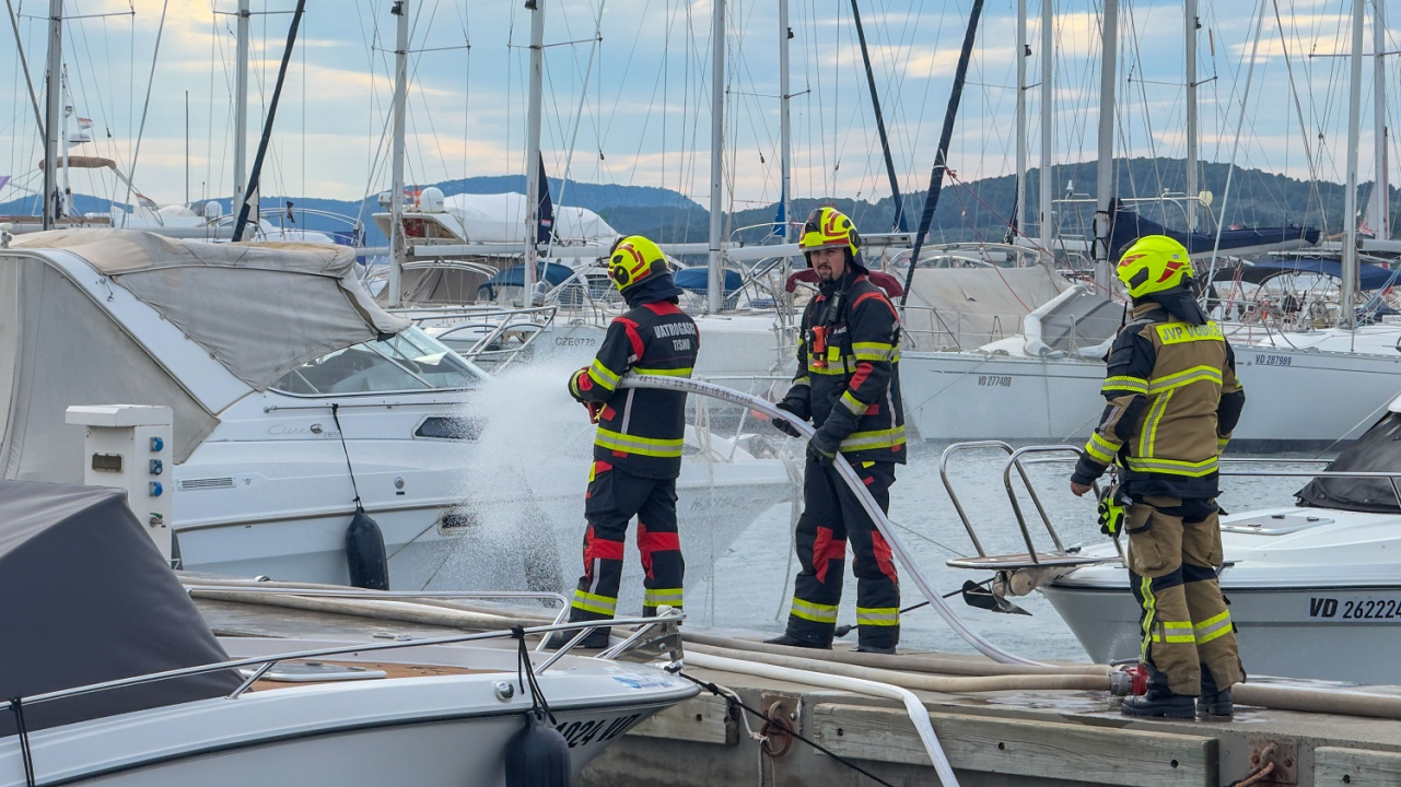 Požar u ACI marini Vodice: Djelatnici i vatrogasci zajedničkim snagama ugasili vatru