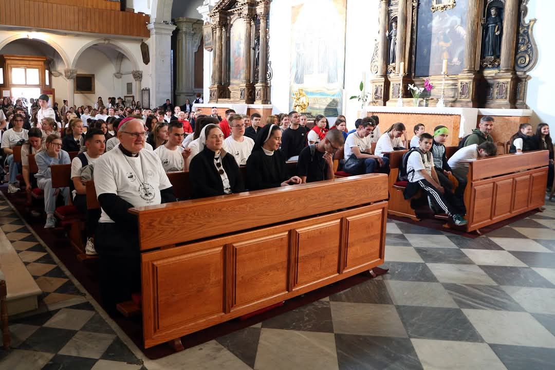 Mladi Šibenske biskupije hodočastili Križnim putem uoči Uskrsa