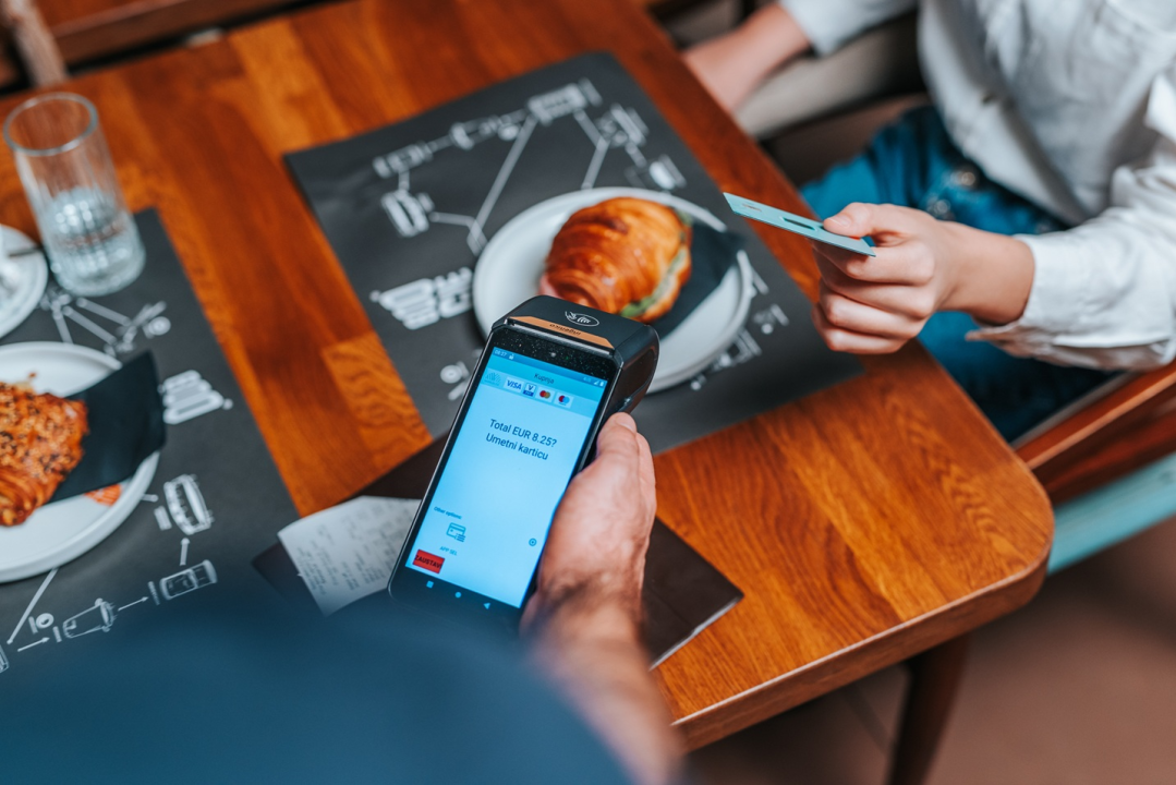 FOTO Jeste li znali da vaš mobitel može postati POS uređaj? Idealno rješenje za sezonu i male biznise u pokretu 
