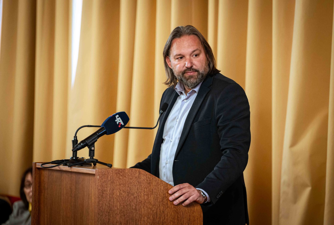 FOTO Misterij, drhtanje glasa, psihijatri: ‘Ugovor o energani na Bikarcu može se dobiti i kod malog Željka’