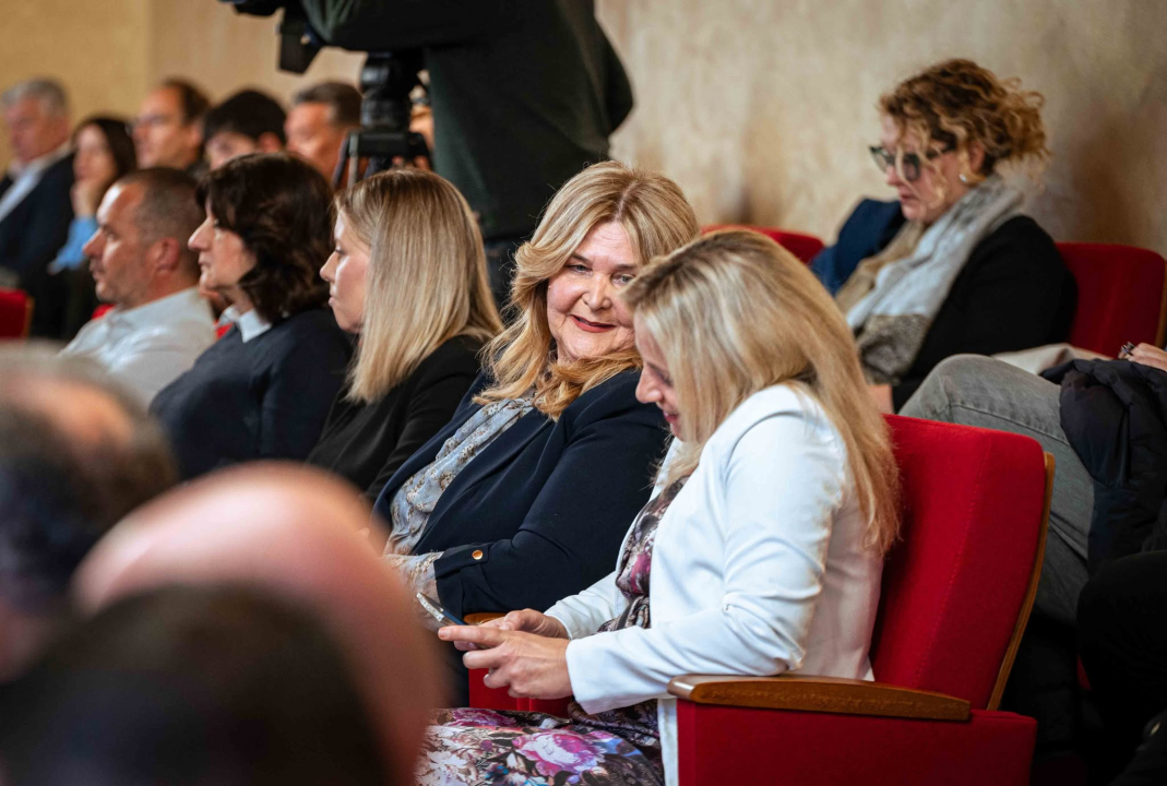 FOTO Misterij, drhtanje glasa, psihijatri: ‘Ugovor o energani na Bikarcu može se dobiti i kod malog Željka’