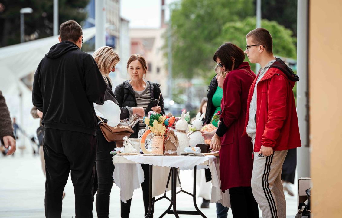 Posjetite štand Udruge Kamenčići na Poljani i pronađite uskrsne ukrase
