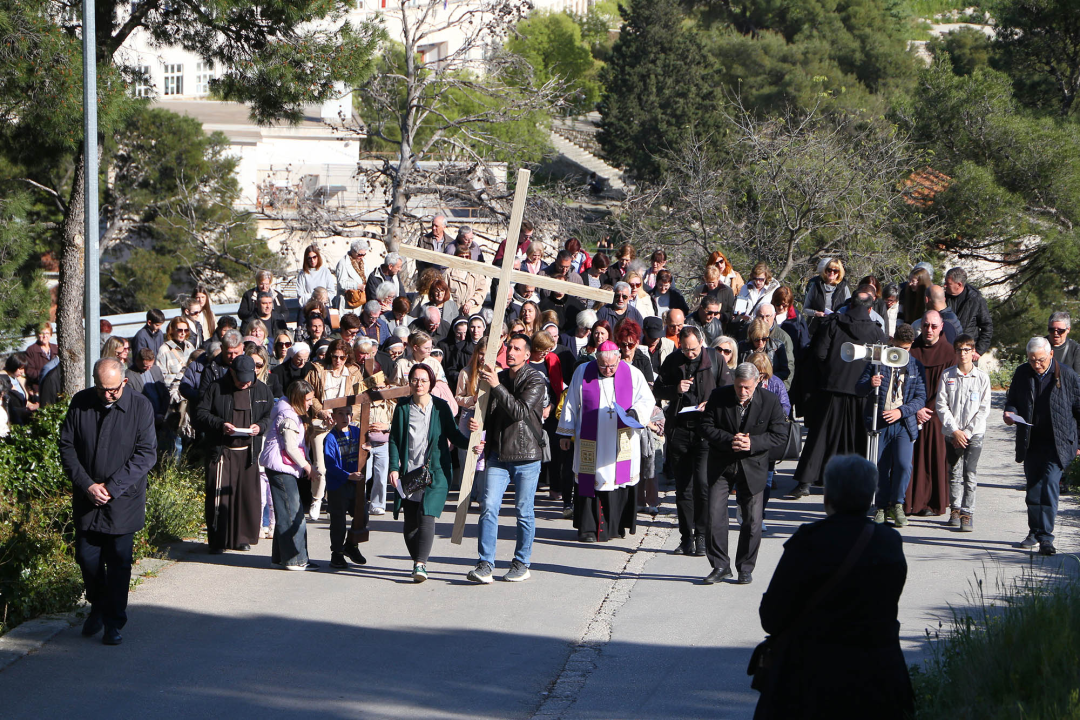 U duhu zajedništva i obitelji: Vjernici Šibenika križnim putem pješačili do Baronea