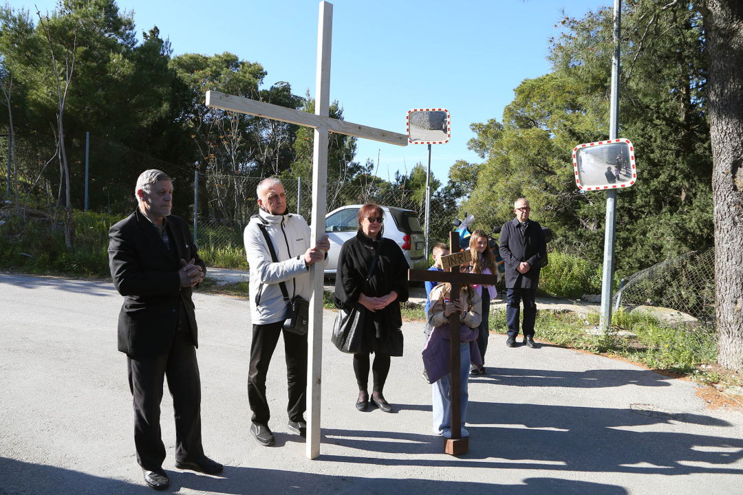 U duhu zajedništva i obitelji: Vjernici Šibenika križnim putem pješačili do Baronea
