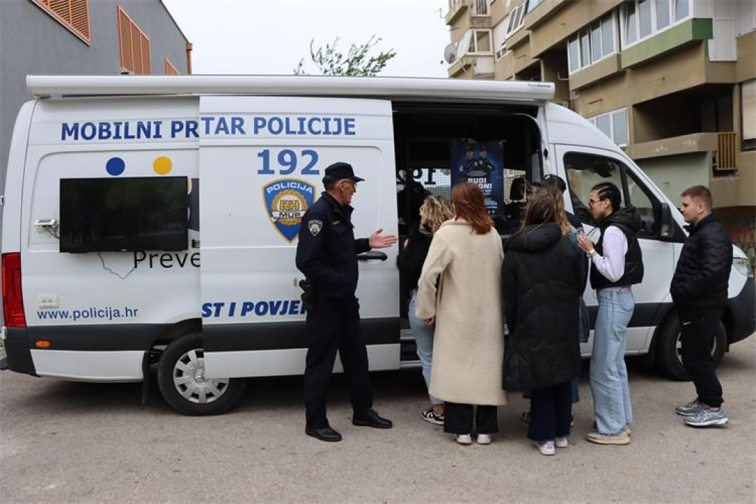 Policajci danas u Šibeniku pokazali svoju 'moć' 