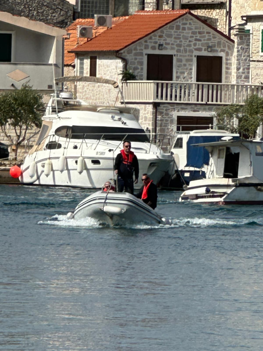 Vatrogasci u Marini Tribunj zajedničkim snagama profesionalno ugasili požar