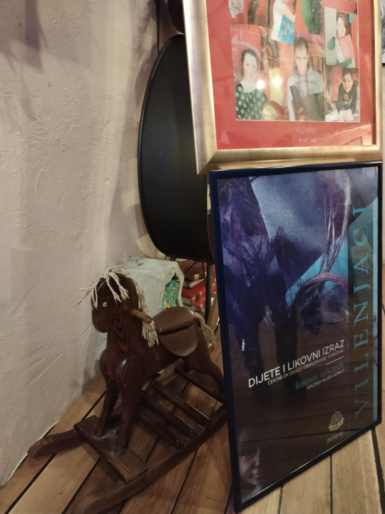 Zvonimir Vila i njegovi 'Vilenjaci' napunili Azimut: Otvorena izložba radova djece iz Centra 'Šubićevac'