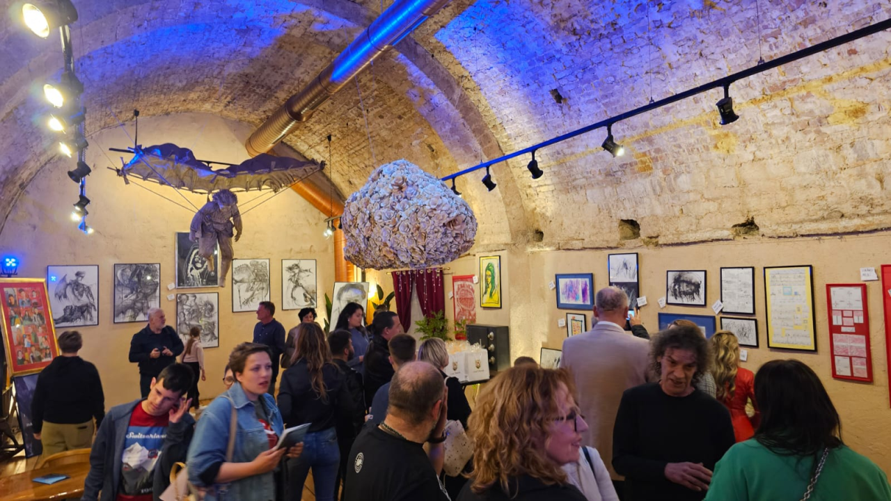 Zvonimir Vila i njegovi 'Vilenjaci' napunili Azimut: Otvorena izložba radova djece iz Centra 'Šubićevac'