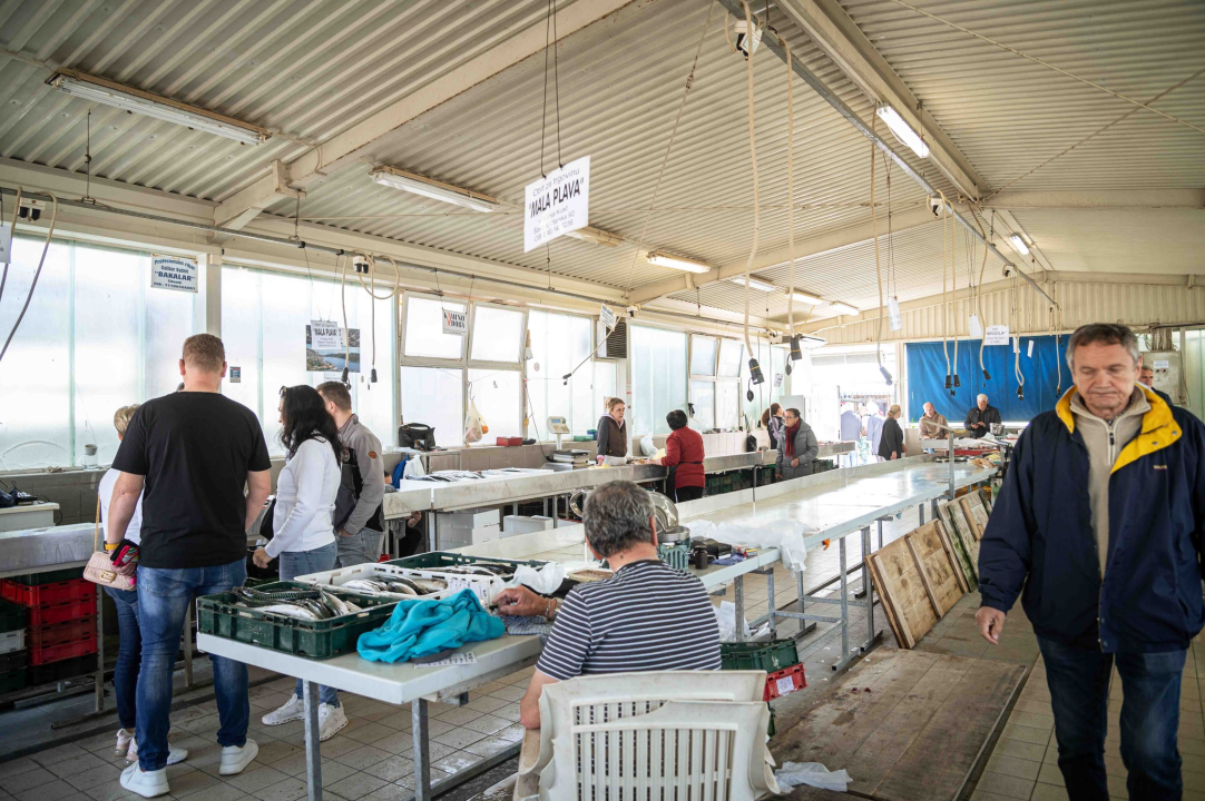 Veliki petak na šibenskoj pijaci: Traži se meso i zelenje, na peškariji nema gužve