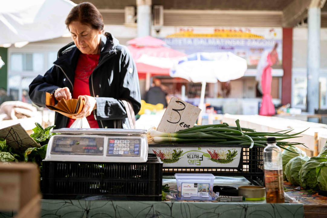 Veliki petak na šibenskoj pijaci: Traži se meso i zelenje, na peškariji nema gužve