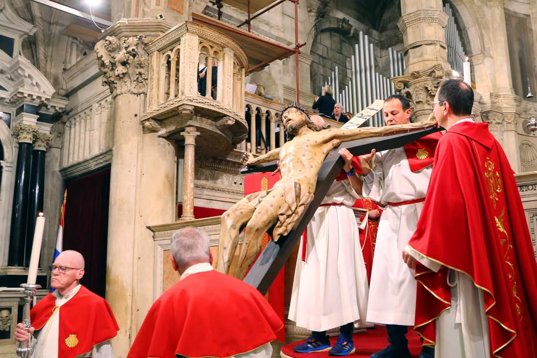 Obredi Velikog petka u Šibeniku: Održana tradicionalna procesija i molitva u katedrali