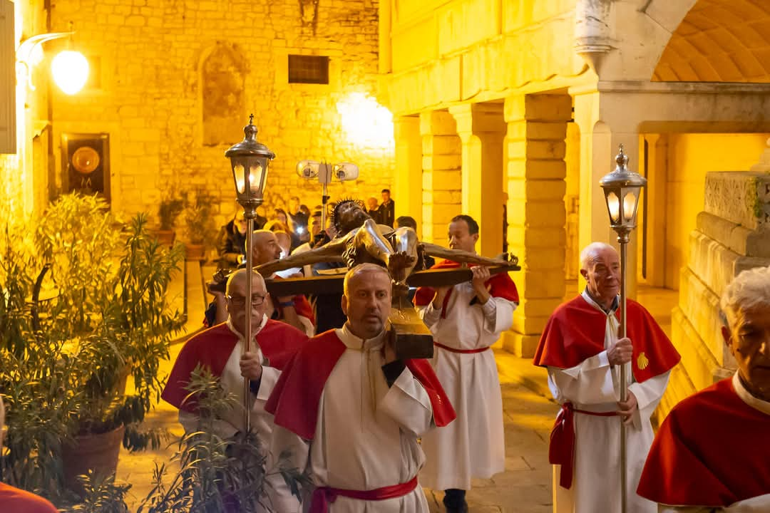 Obredi Velikog petka u Šibeniku: Održana tradicionalna procesija i molitva u katedrali