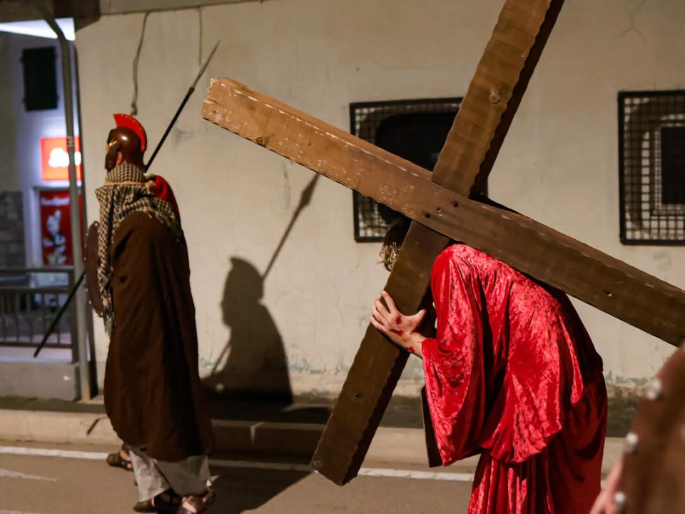 Veliki petak u Vodicama obilježen mirnom procesijom kroz grad