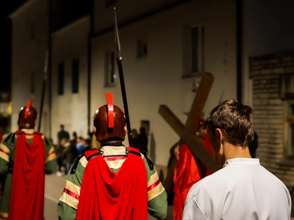 Veliki petak u Vodicama obilježen mirnom procesijom kroz grad