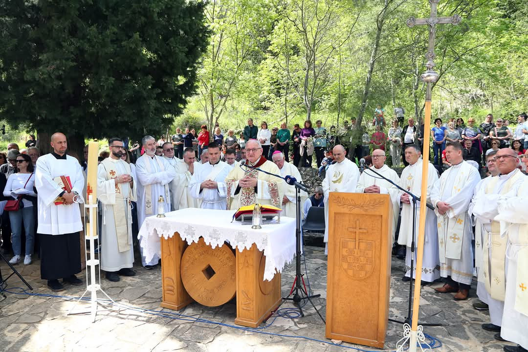 Uskrsno slavlje na Krki okupilo vjernike iz cijele Hrvatske