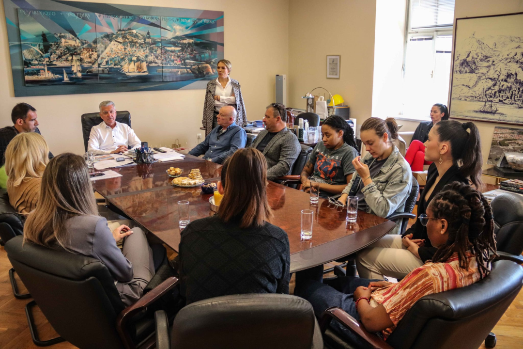 Šibenske košarkašice posjetile gradonačelnika Burića: 'Ovaj rezultat ponos je cijelog grada'