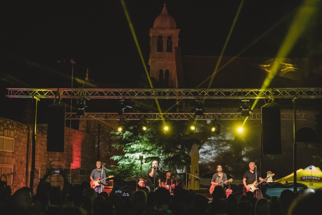 'SE15: Bis za kraj': Savršeni marginalci prvi put u Šibeniku sviraju old school Hladno pivo 