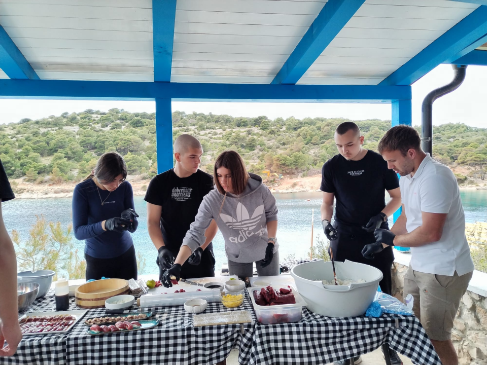 Japanska kulinarska čarolija na Kapriju: Učenici šibenskog TUŠ-a učili od chefa Enrica Krluka