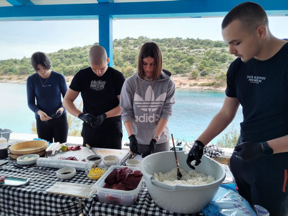 Japanska kulinarska čarolija na Kapriju: Učenici šibenskog TUŠ-a učili od chefa Enrica Krluka
