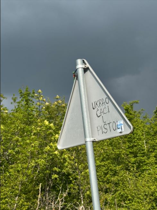 Mještani očajni, a prometni znakovi kao najluđi 'inbox'