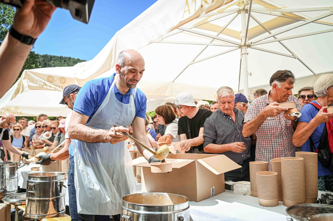 FOTO Uz podjelu fažola obilježen Praznik rada: 'Svim dragim posjetiteljima NP Krka željeli smo danas osigurati ručak'