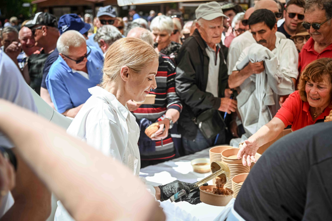 FOTO Uz podjelu fažola obilježen Praznik rada: 'Svim dragim posjetiteljima NP Krka željeli smo danas osigurati ručak'